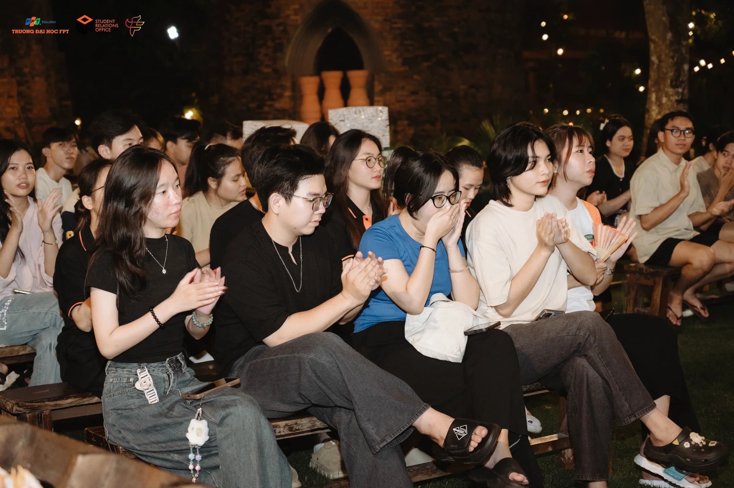 Khán giả ngồi theo dõi và vỗ tay trong một chương trình ngoài trời