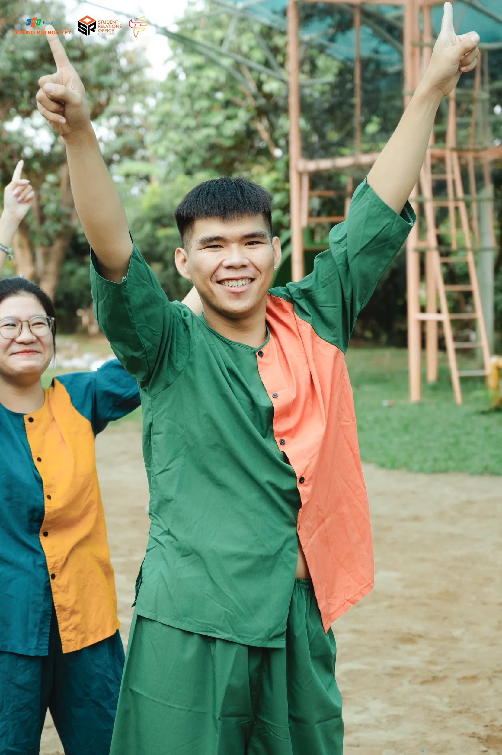 Người tham dự giơ tay vui mừng trong hoạt động tập thể