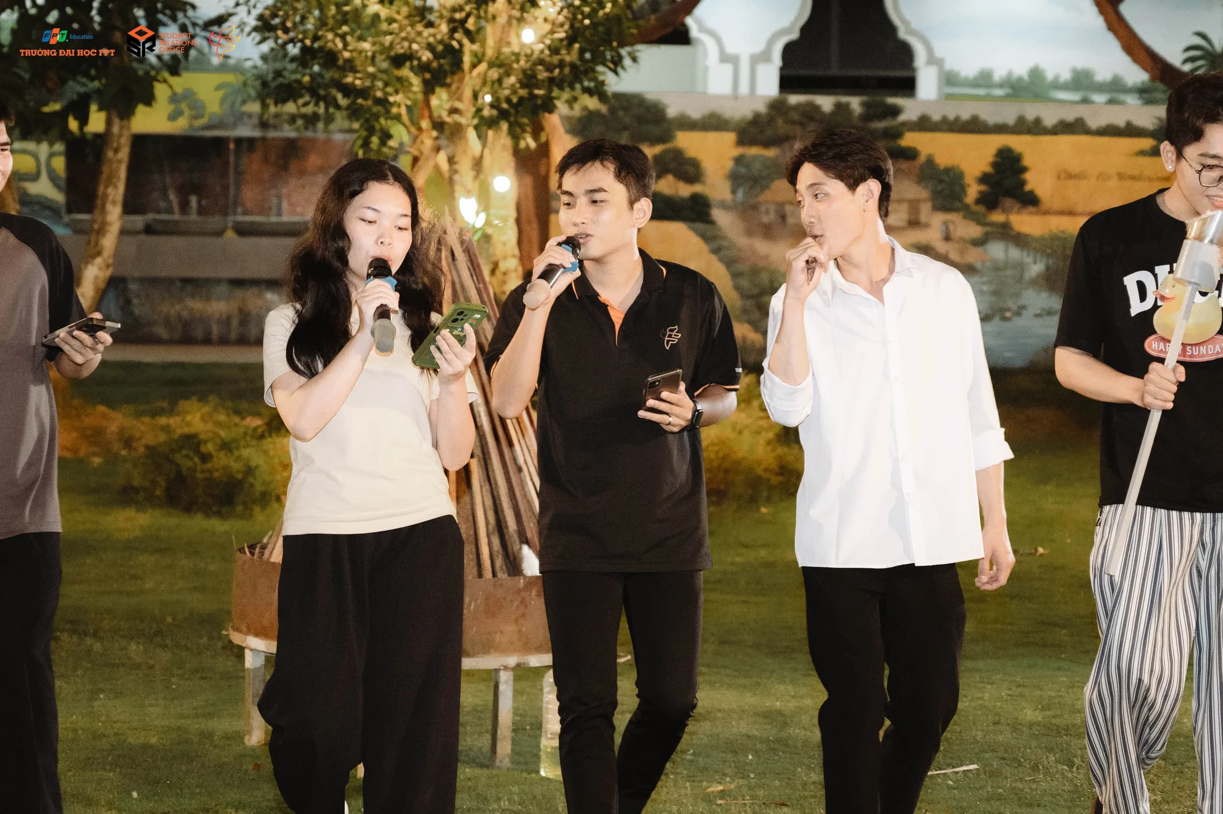 Nhóm người dẫn chương trình tương tác trong một sự kiện ngoài trời