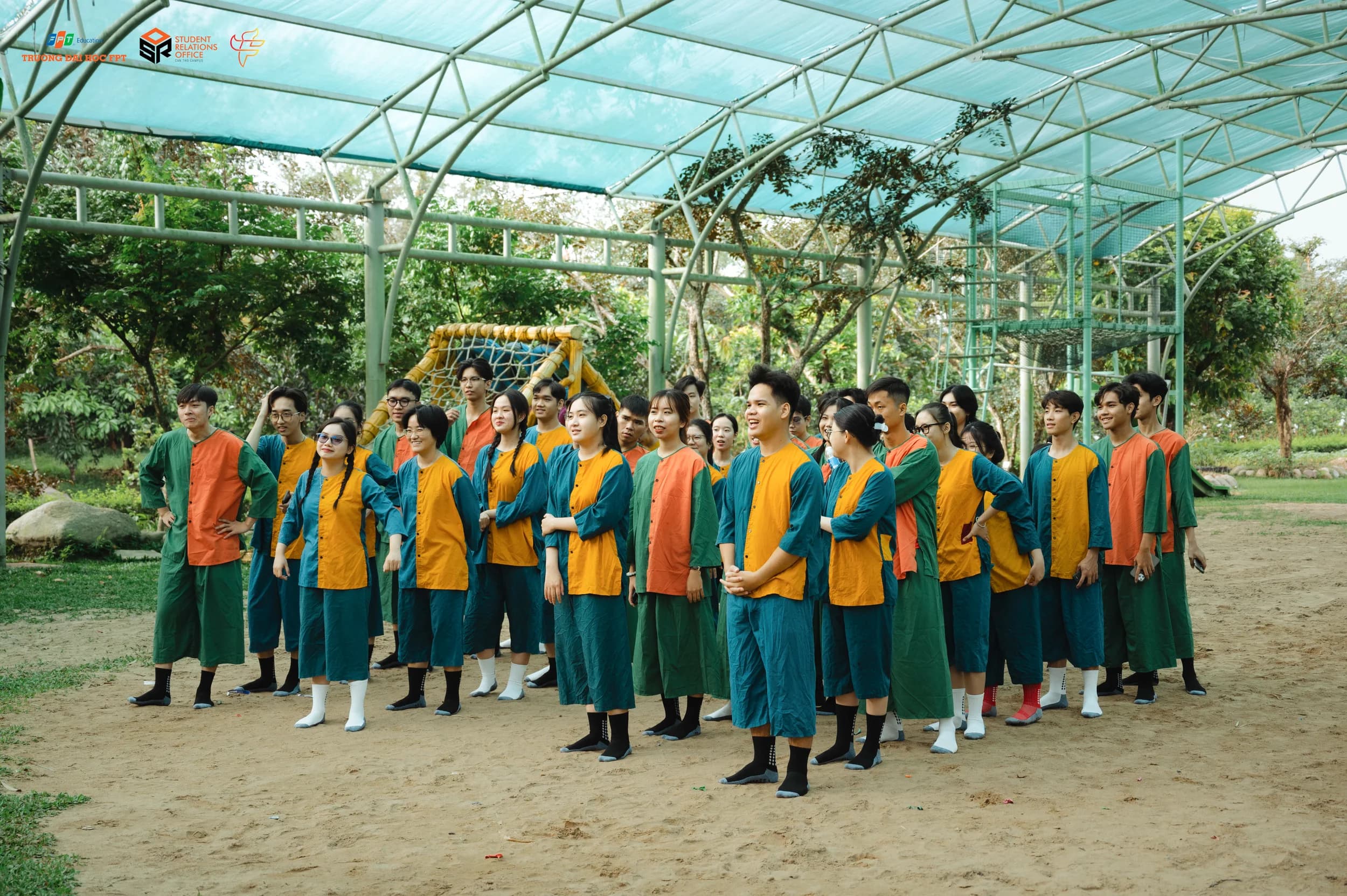 Toàn cảnh đội hình người tham dự trước khi hoạt động bắt đầu