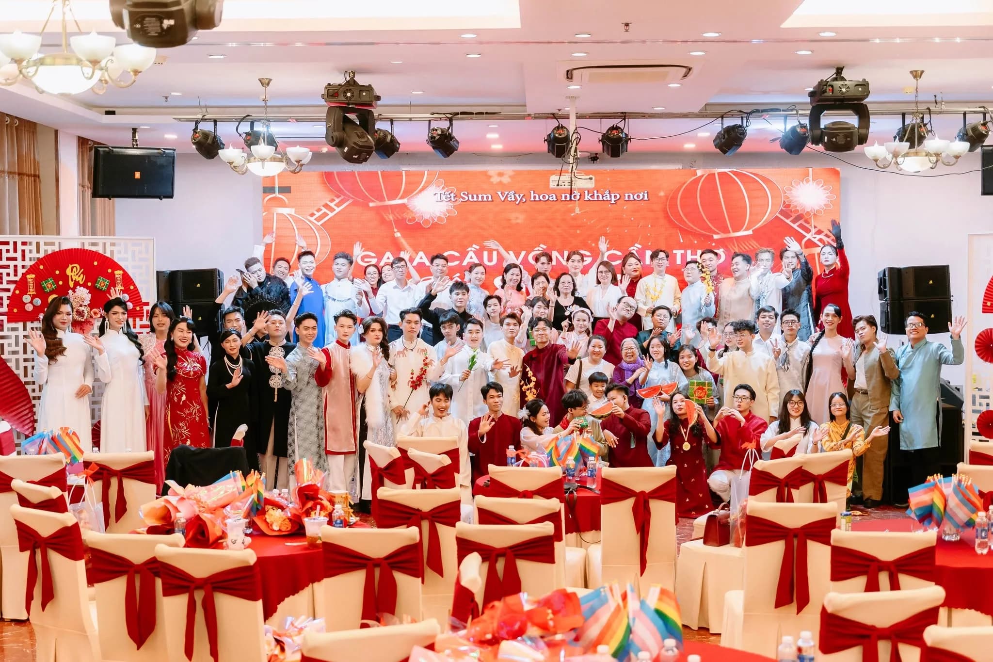 Toàn cảnh hội trường với nhóm người chụp ảnh trước màn hình Chào đón tân sinh viên khóa K21 và khán giả phía dưới