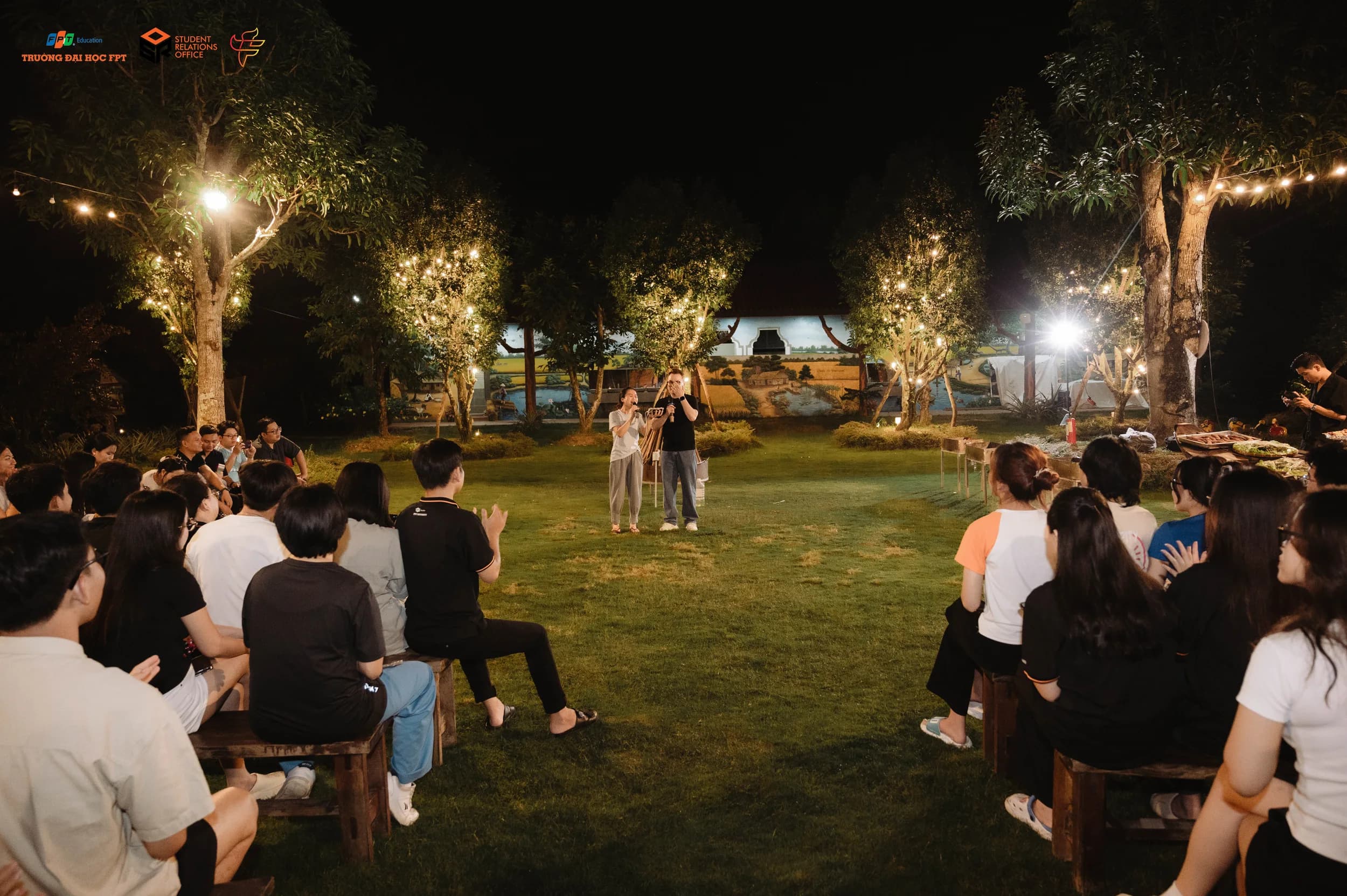 Toàn cảnh người tham dự và người dẫn dắt trong sự kiện ngoài trời